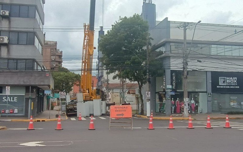 Centro tem bloqueio na esquina entre Rua Primeiro de Março e Avenida João Corrêa