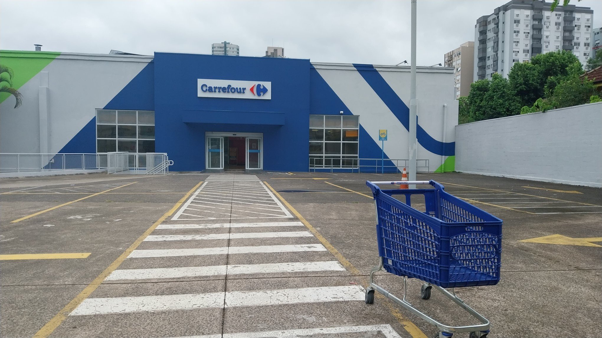 O que está acontecendo no Carrefour? Clientes reclamam de demora nas filas e da falta de ar-condicionado