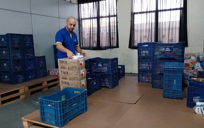 Felipe Cassiano Mendes, funcionário do Banco de Alimentos  da Região Calçados, com poucos alimentos disponíveis | abc+