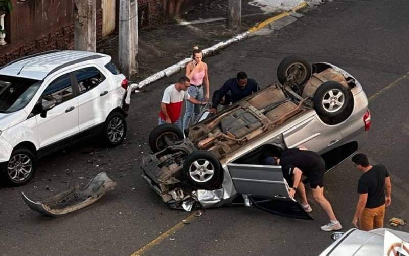 Carro capotou na Maurício Cardoso após colidir com outro veículo | abc+