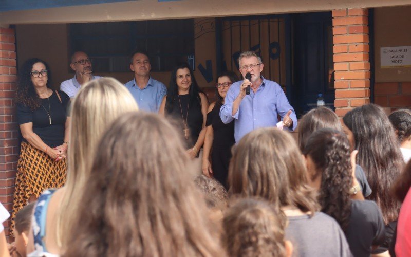 A escola recebeu 1260 kits para educação infantil, ensino fundamental e EJA