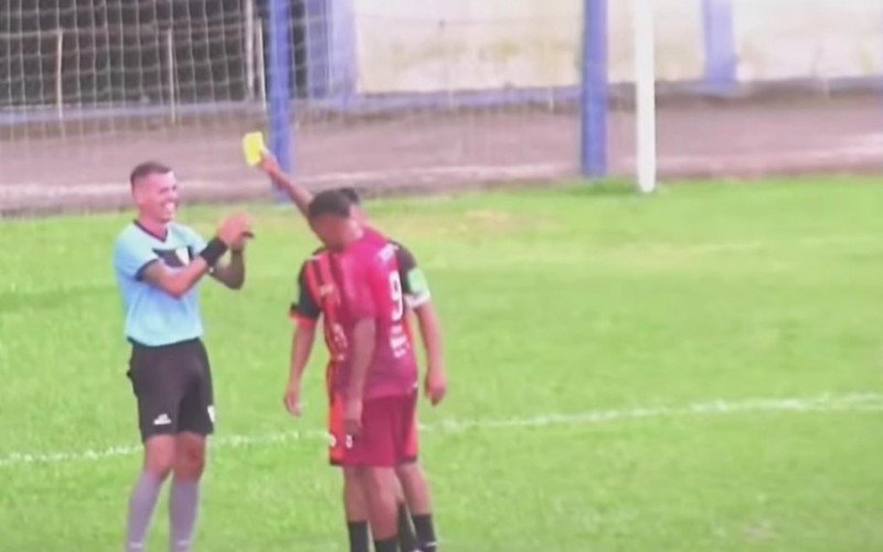 Ex-zagueiro, árbitro recebe amarelo após dar carrinho em atacante | abc+