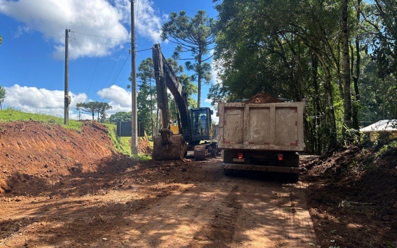 Obra de pavimentação levará 4 quilômetros de asfalto para a Linha Pedra Branca