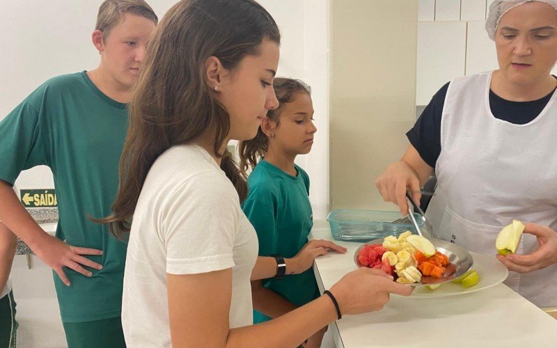 Grande parte do lanche escolar do municÃ­pio Ã© produzido por agricultores da cidade de Dois IrmÃ£os