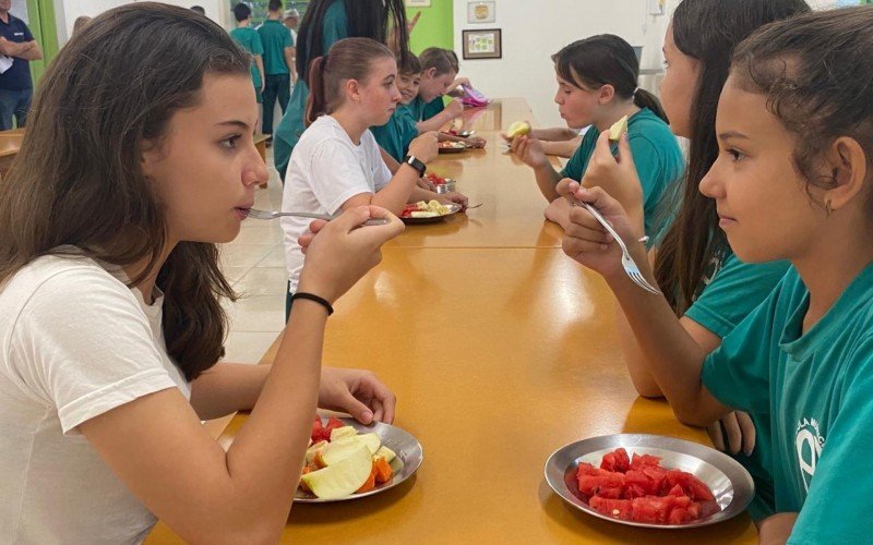 Grande parte do lanche escolar do municÃ­pio Ã© produzido por agricultores da cidade de Dois IrmÃ£os