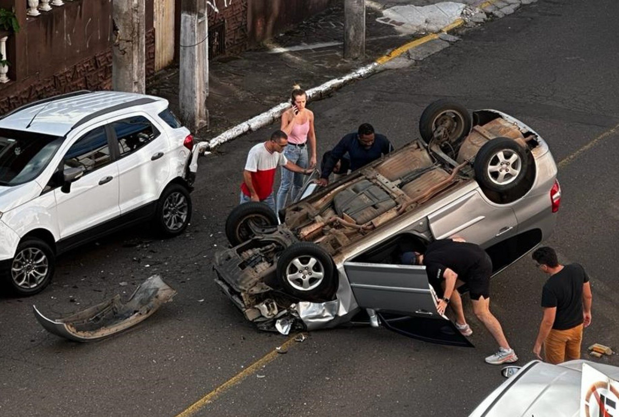 ACIDENTE DE TRÂNSITO: Carro com criança a bordo capota e bloqueia trânsito na Maurício Cardoso