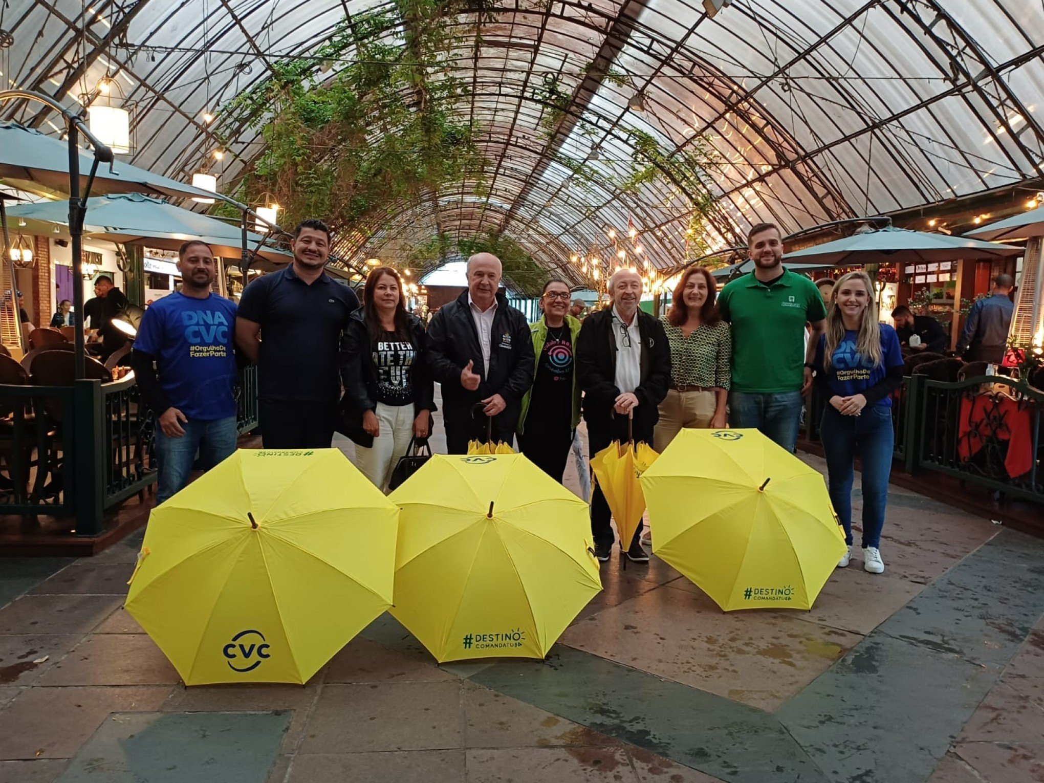 Convenção de vendas da CVC encerra e guarda-chuvas são doados para entidades