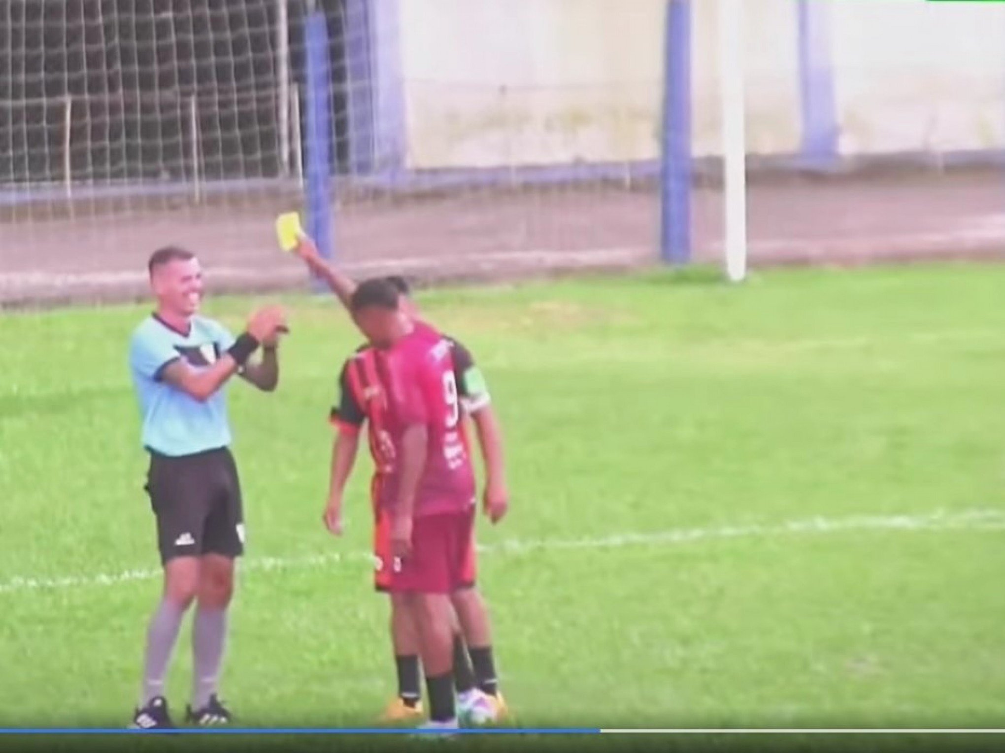 Árbitro dá carrinho por trás e recebe cartão amarelo do próprio jogador em Municipal de Futebol da região; veja vídeo