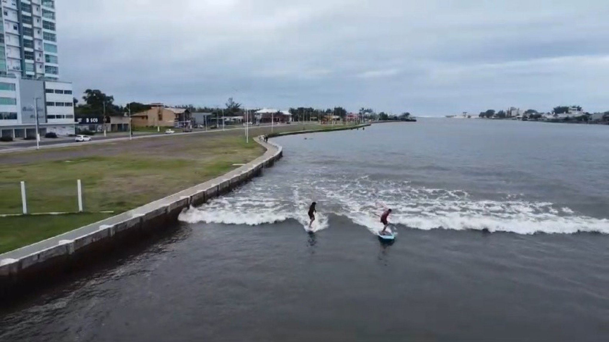 VÍDEO: Surfe no rio? Gaúchos colocam prancha na água em Tramandaí