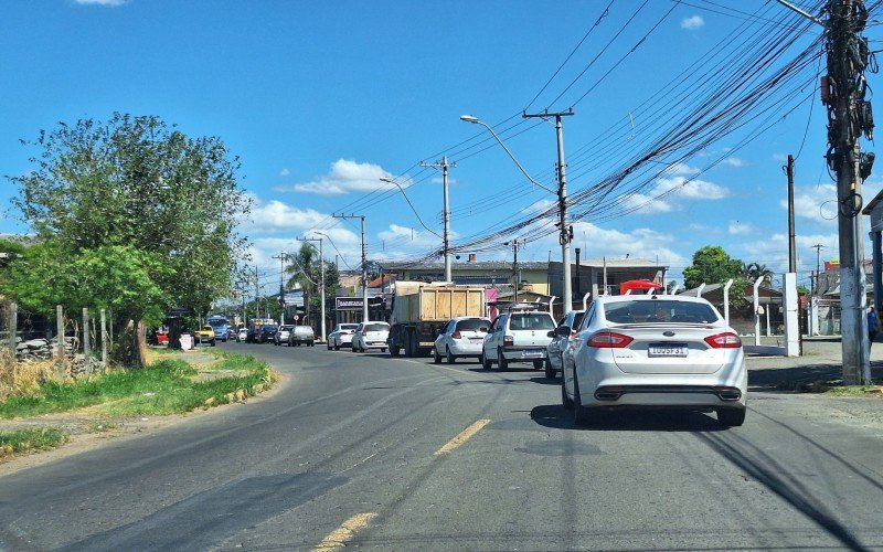 Bloqueio de meia-pista da BR-116 causa congestionamento de 3 quilÃ´metros e provoca tranqueira em ruas internas de bairros de SÃ£o Leopoldo 