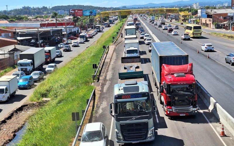 Bloqueio de meia-pista da BR-116 causa congestionamento de 3 quilÃ´metros e provoca tranqueira em ruas internas de bairros de SÃ£o Leopoldo 