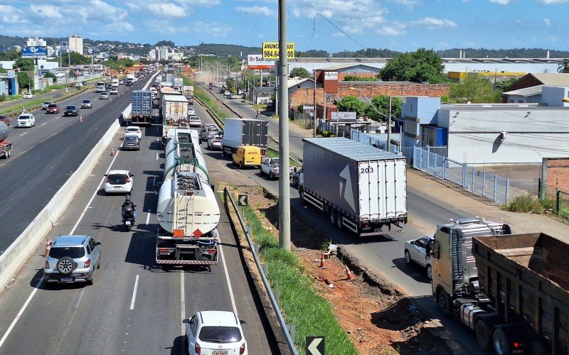 Bloqueio de meia-pista da BR-116 causa congestionamento de 3 quilÃ´metros e provoca tranqueira em ruas internas de bairros de SÃ£o Leopoldo 