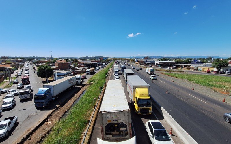 Bloqueio de meia-pista da BR-116 causa congestionamento de 3 quilômetros e provoca tranqueira em ruas internas de bairros de São Leopoldo  | abc+