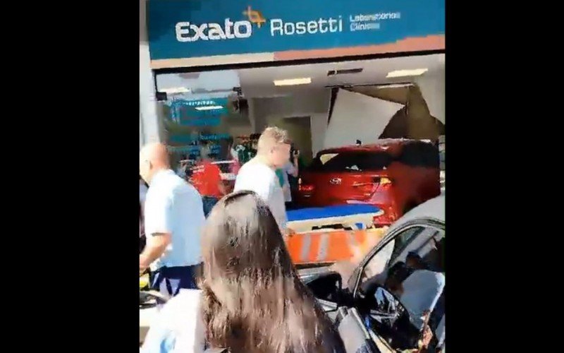 Carro invadiu loja, quebrando a parede de vidro e atingindo uma mulher em Canoas | abc+