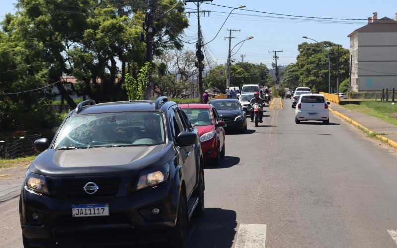 Bloqueio de meia-pista da BR-116 causa congestionamento de 3 quilÃ´metros e provoca tranqueira em ruas internas de bairros de SÃ£o Leopoldo 