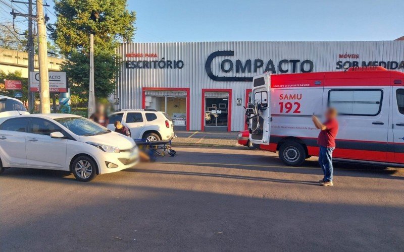 VÍDEO: Jovem é atropelado e arremessado por cima de carro ao atravessar rua de Novo Hamburgo | abc+