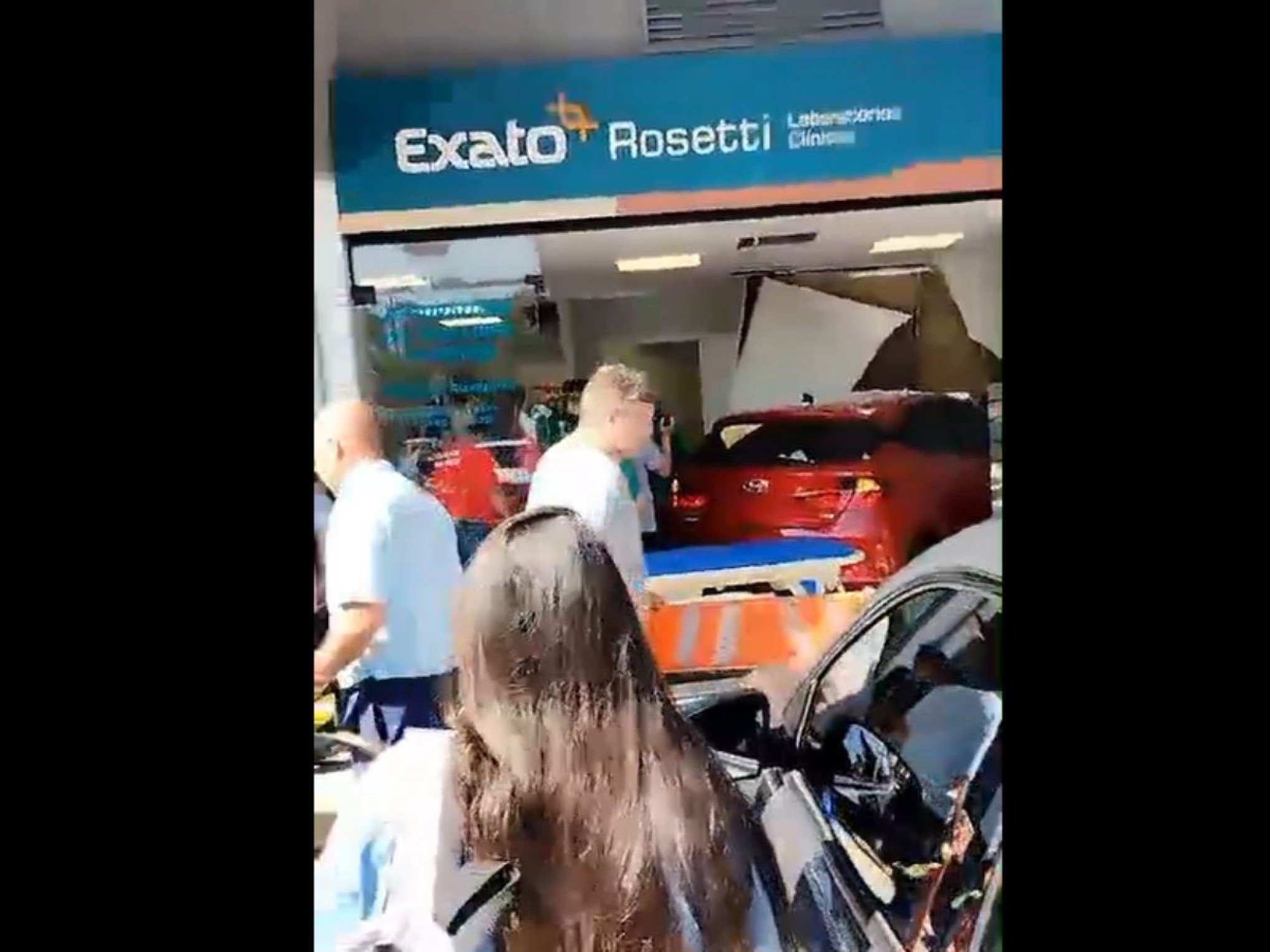 "Só ouvi o estouro e a gritaria": Carro invade laboratório e atinge idoso em Canoas; veja o vídeo