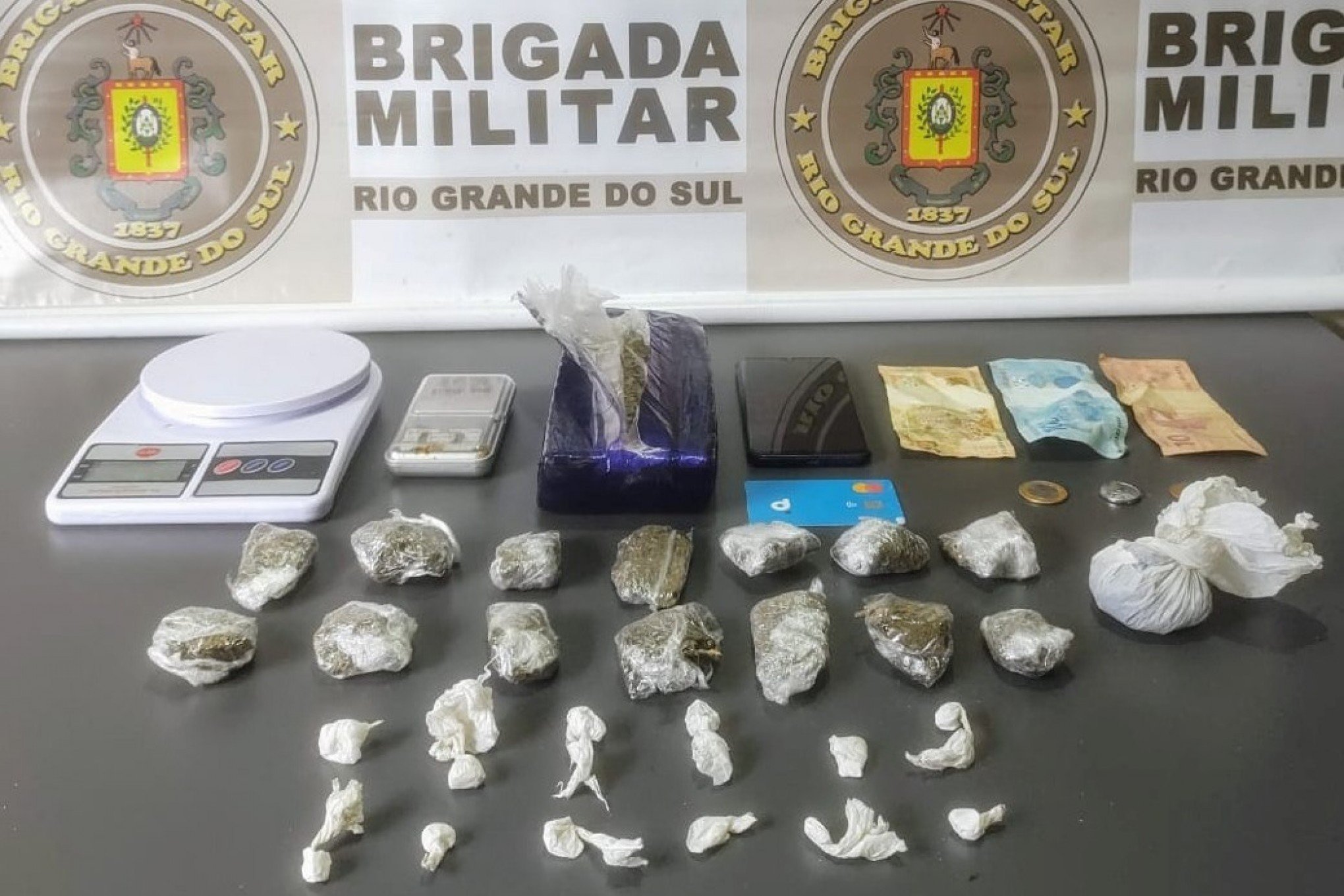 Jovem é preso com quase um quilo de drogas nas proximidades do Ginásio Perinão