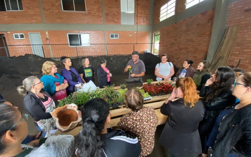 Oficina de jardinagem abriu a programaÃ§Ã£o do mÃªs da mulher em Gramado