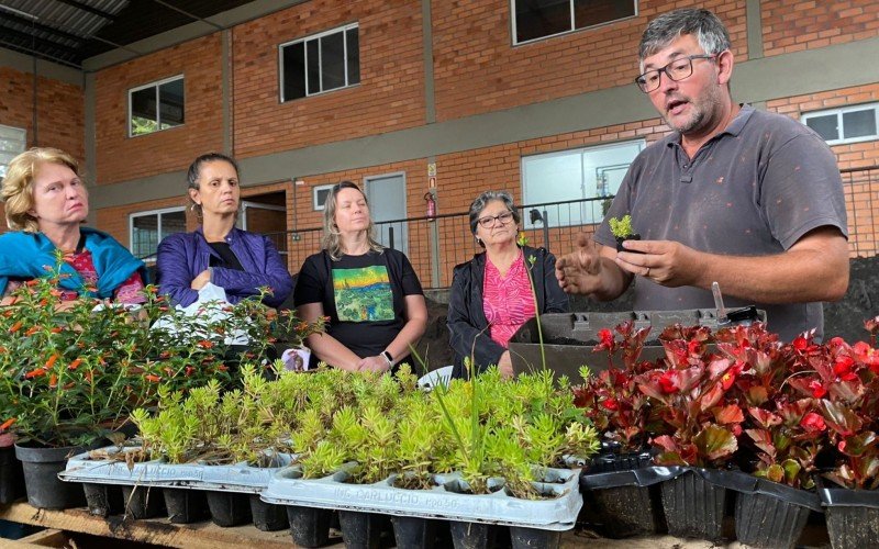 Oficina de jardinagem abriu a programaÃ§Ã£o do mÃªs da mulher em Gramado