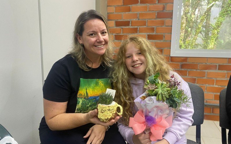 Alice e Anelise Friederich, na oficina de jardinagem que abriu a programação do mês da mulher em Gramado