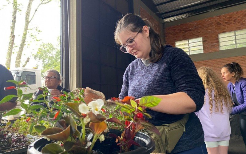 Caroline Helbing, na oficina de jardinagem que abriu a programação do mês da mulher em Gramado