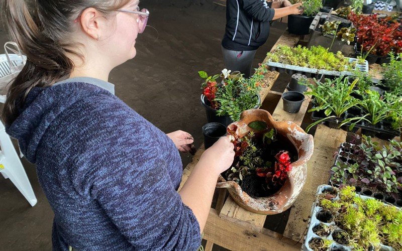 Caroline Helbing, na oficina de jardinagem que abriu a programação do mês da mulher em Gramado