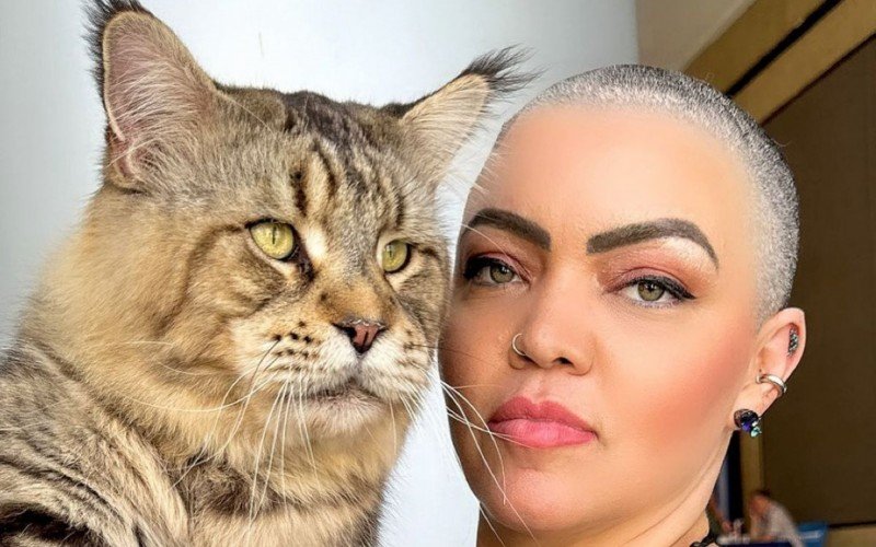 Xartrux, o gato brasileiro que concorre ao posto de maior gato do mundo, posando com a tutora (raÃ§a gato maine coon)