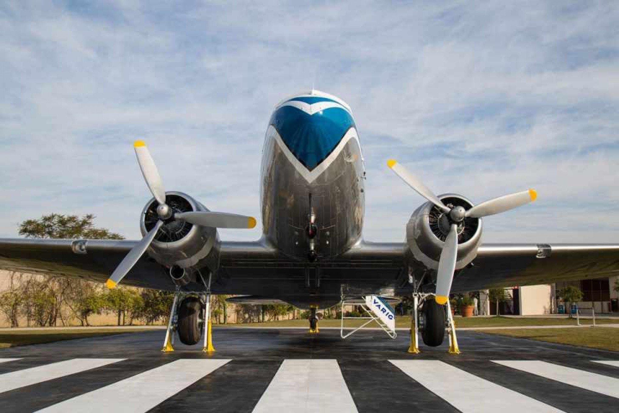 Avião da Varig é restaurado e visitantes podem relembrar período histórico da aviação; veja como