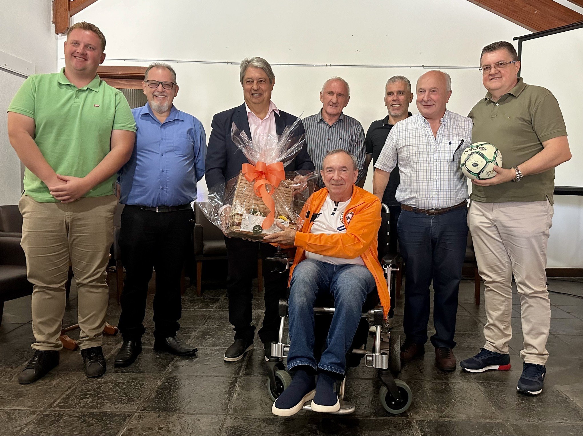 Empresário Clovis Tramontina é homenageado pela Super Copa Gramado de Futsal