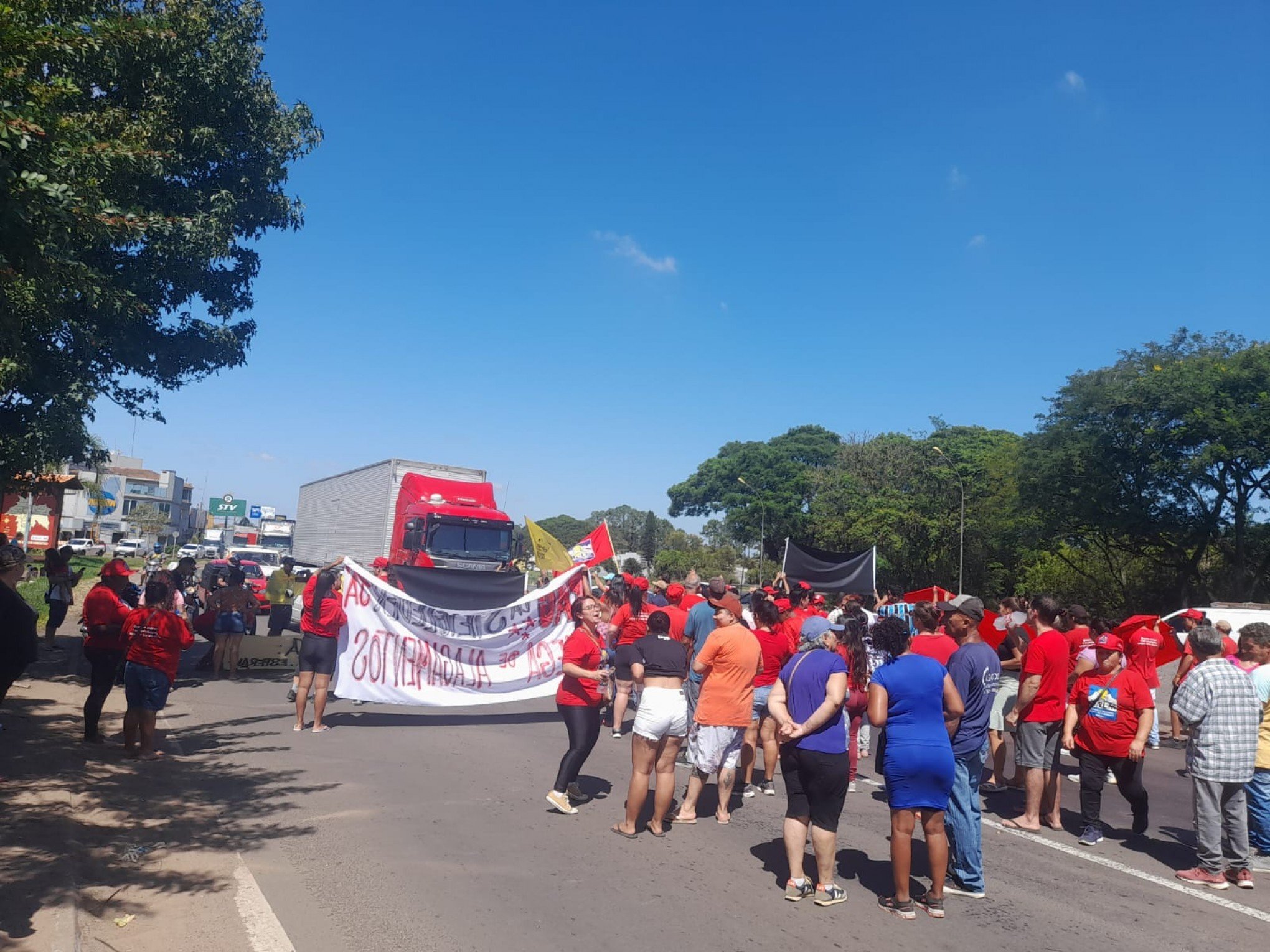 Jornada de Luta pela Moradia mobiliza dezenas em ato nesta quinta-feira em SÃ£o Leopoldo e chegou a bloquear a BR-116 por alguns minutos