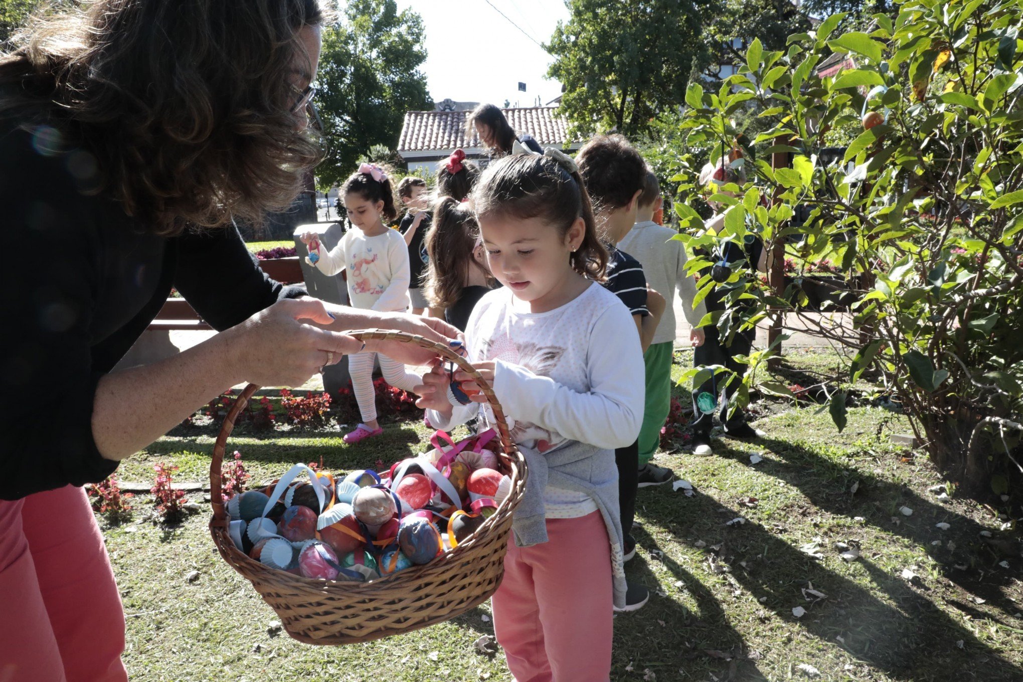 PÁSCOA: Crianças participam da Osterbaum na Vila de Páscoa em Gramado
