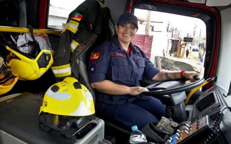 Kamila guia o caminhão no atendimento de ocorrências do Corpo de Bombeiros em Canoas