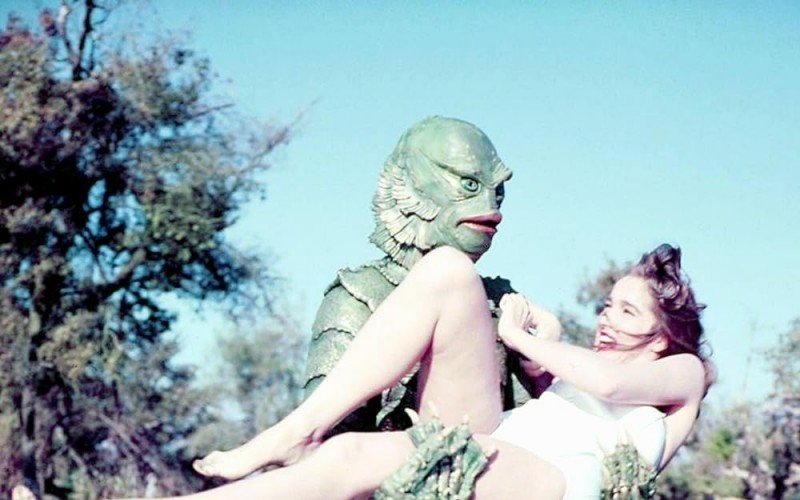 Julie Adams arrastada pelo Monstro da Lagoa Negra, em foto publicitária colorida. O filme, na verdade, foi rodado em preto e branco | abc+