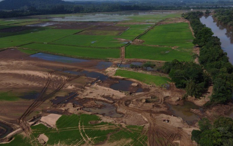 Imagem registrada por drone mostra ponto onde ocorreu rompimento de barreira na enchente de novembro do ano passado | abc+