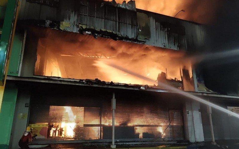 VÍDEO: Incêndio destrói loja em Sapucaia e bombeiros de quatro cidades são chamados para conter o fogo | abc+