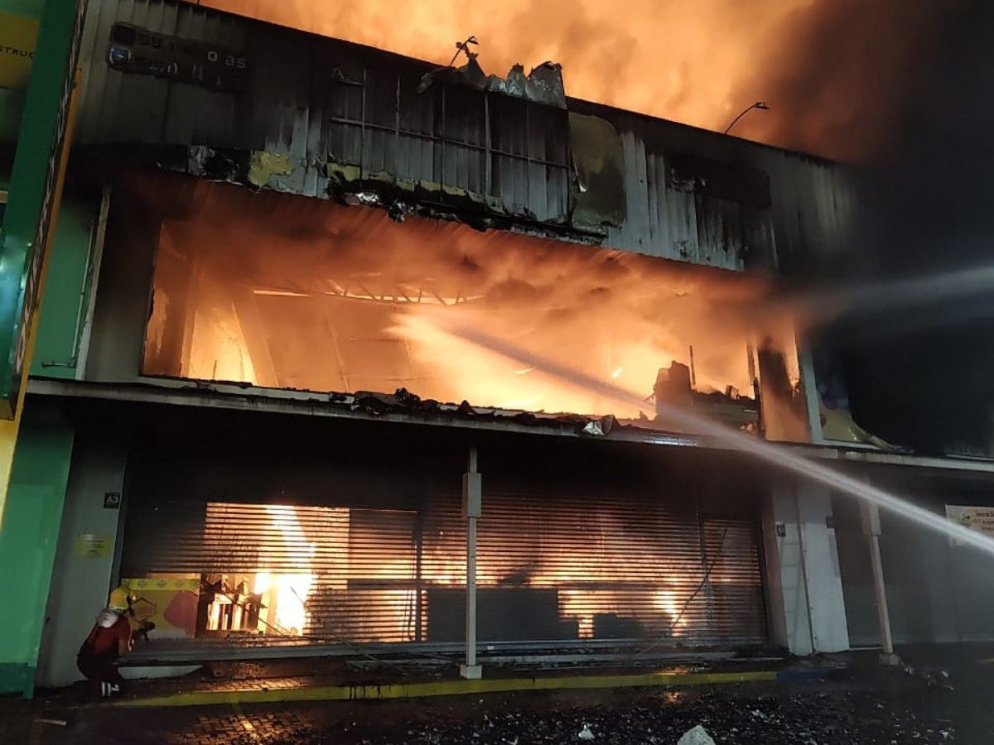 VÍDEO: Incêndio destrói loja em Sapucaia e bombeiros de quatro cidades são chamados para conter o fogo
