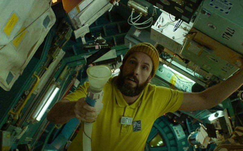 Adam Sandler vive o astronauta checo Jakub Procházka no novo drama sci-fi da Netflix | abc+