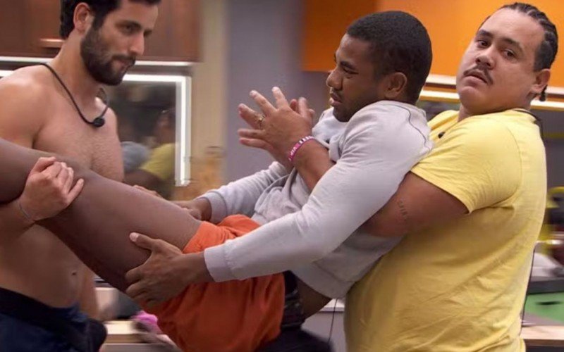 Davi foi carregado pelos brothers Matteus e Lucas Henrique para o confessionário do BBB 24 | abc+