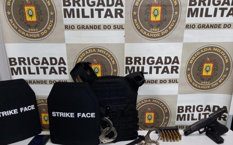 Pistola e colete balístico foram apreendidos com homem no bairro Canudos | abc+