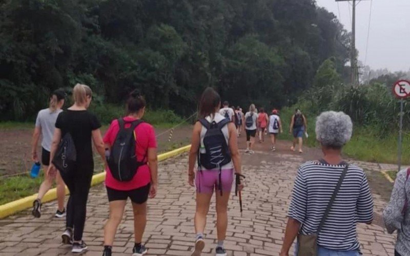 CAMINHADA DO PLUG: 50 pessoas participam de trajetosÂ pelaÂ Cascata SÃ£o Miguel e Rota Enxaimel