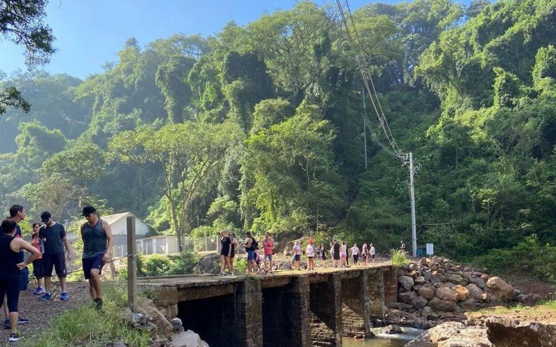 CAMINHADA DO PLUG: 50 pessoas participam de trajetos pela Cascata São Miguel e Rota Enxaimel