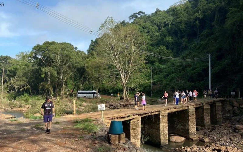 CAMINHADA DO PLUG: 50 pessoas participam de trajetos pela Cascata São Miguel e Rota Enxaimel