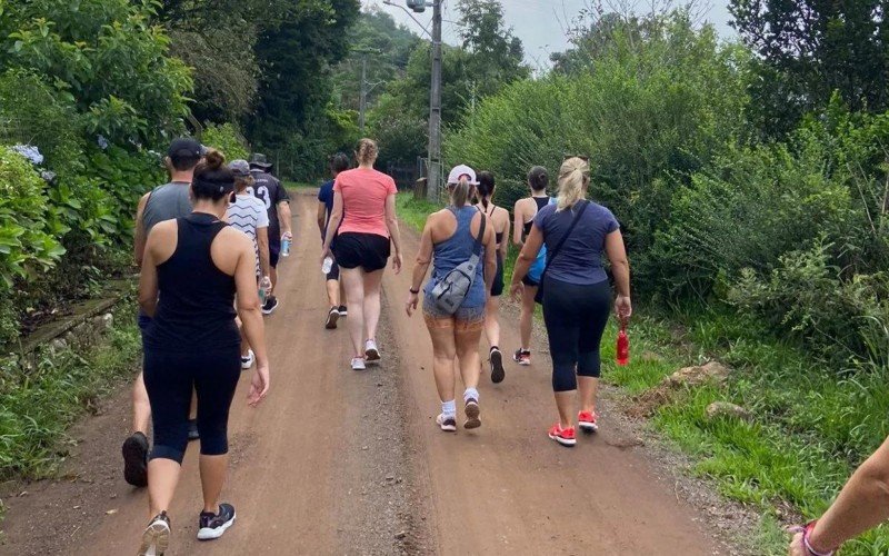 CAMINHADA DO PLUG: 50 pessoas participam de trajetos pela Cascata São Miguel e Rota Enxaimel