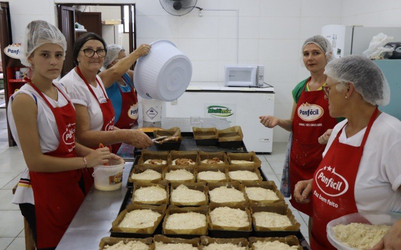 Centenas de cucas sÃ£o preparadas por hora