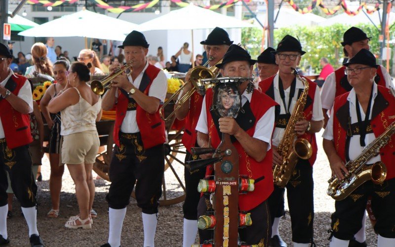 Bandinhas tÃ­picas animam o pÃºblico