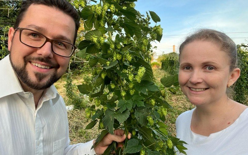 Casal Kaltbach, o Pedro e a Suélen, planta lúpulo | abc+