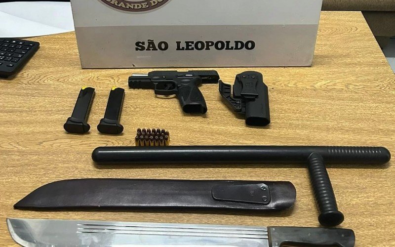 Foram apreendidas 20 munições calibre 9mm, dois carregadores, uma pistola, um facão e um bastão.