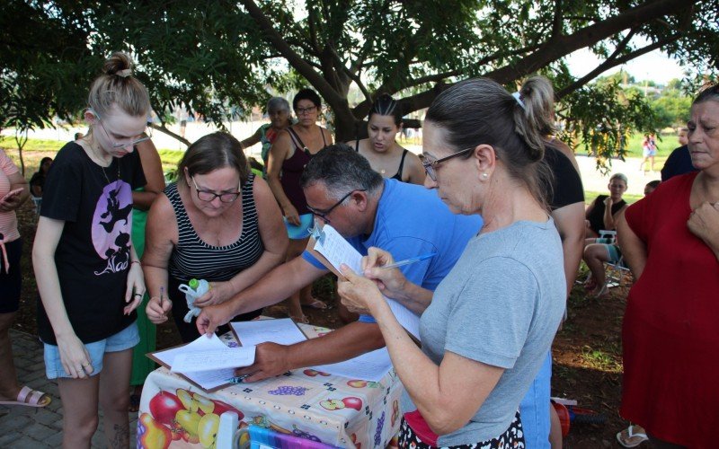 Manifestação em apoio ao médico Almi de Magalhães, no bairro Lago Azul em Estância Velha, moradores coletaram assinatura em apoio ao médico  | abc+