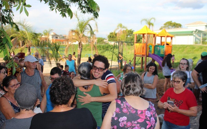 ManifestaÃ§Ã£o em apoio ao mÃ©dico Almi de MagalhÃ£es, no bairro Lago Azul em EstÃ¢ncia Velha, mÃ©dio sendo abraÃ§ado pelos moradores 